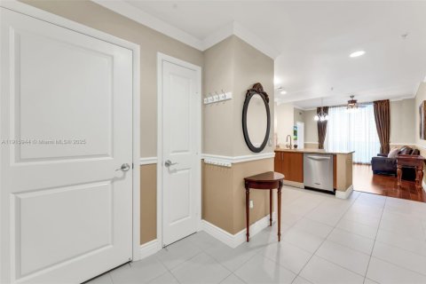 Condo in Hallandale Beach, Florida, 2 bedrooms  № 1970597 - photo 2