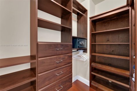 Condo in Hallandale Beach, Florida, 2 bedrooms  № 1970597 - photo 11