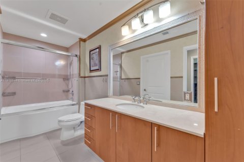 Condo in Hallandale Beach, Florida, 2 bedrooms  № 1970597 - photo 10