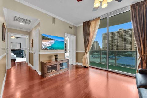 Condo in Hallandale Beach, Florida, 2 bedrooms  № 1970597 - photo 7