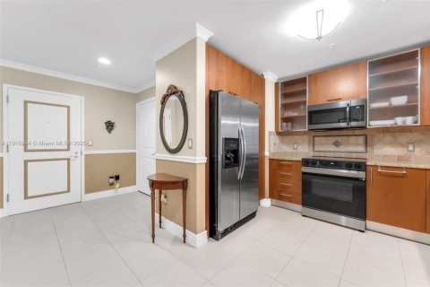 Condo in Hallandale Beach, Florida, 2 bedrooms  № 1970597 - photo 1
