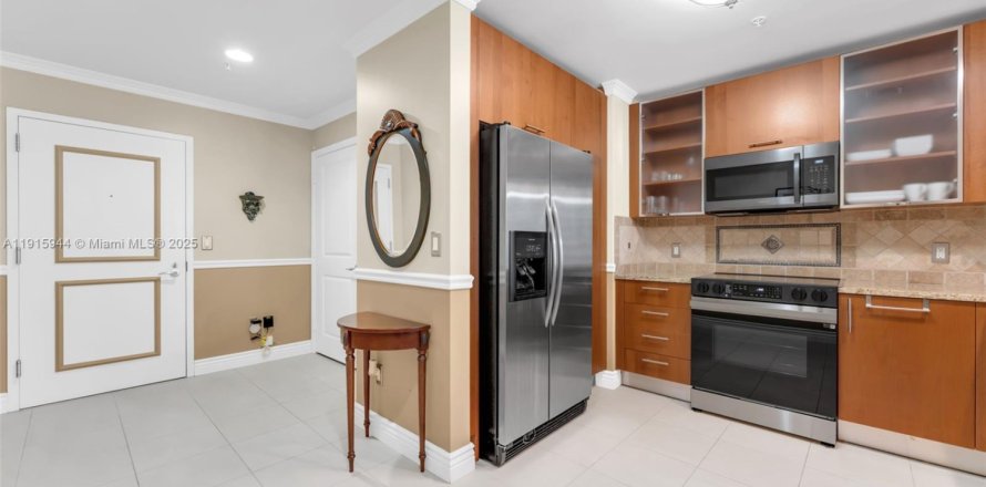 Condo in Hallandale Beach, Florida, 2 bedrooms  № 1970597