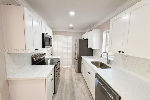 House in Lauderhill, Florida 3 bedrooms № 2005977 - photo 10