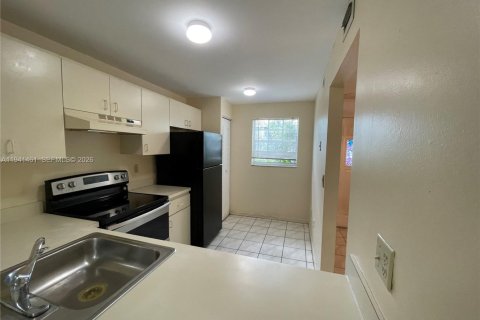 Condominio en alquiler en Miami, Florida, 2 dormitorios, 84.73 m2 № 2059941 - foto 11