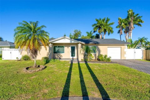 House in Davie, Florida 3 bedrooms, 123.19 sq.m. № 1981488 - photo 1