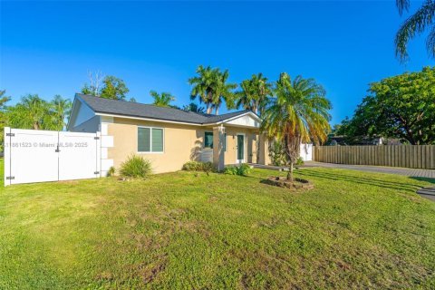 House in Davie, Florida 3 bedrooms, 123.19 sq.m. № 1981488 - photo 2