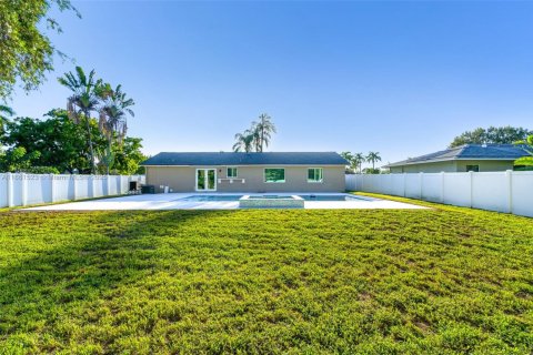 House in Davie, Florida 3 bedrooms, 123.19 sq.m. № 1981488 - photo 28