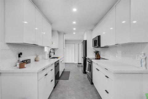 House in Davie, Florida 3 bedrooms, 123.19 sq.m. № 1981488 - photo 9