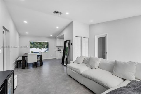 House in Davie, Florida 3 bedrooms, 123.19 sq.m. № 1981488 - photo 6