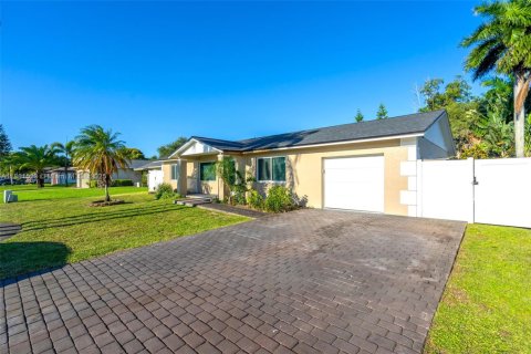 House in Davie, Florida 3 bedrooms, 123.19 sq.m. № 1981488 - photo 3