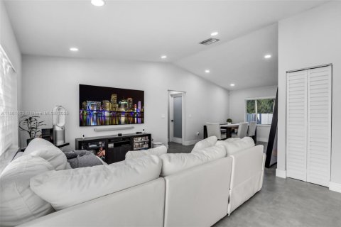 House in Davie, Florida 3 bedrooms, 123.19 sq.m. № 1981488 - photo 4