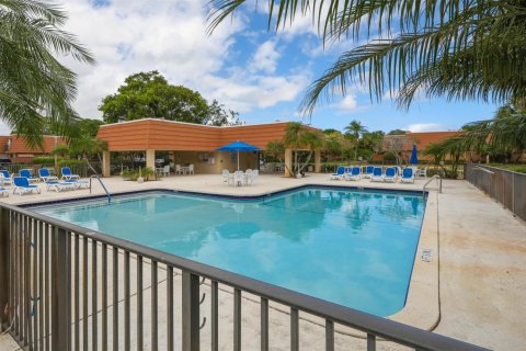 Townhouse in Deerfield Beach, Florida 2 bedrooms, 114.83 sq.m. № 1081459 - photo 1