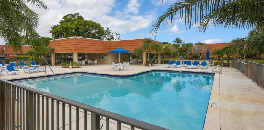 Townhouse in Deerfield Beach, Florida 2 bedrooms, 114.83 sq.m. № 1081459