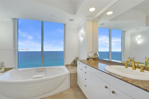 Copropriété à louer à Sunny Isles Beach, Floride: 3 chambres, 226.68 m2 № 2004802 - photo 22