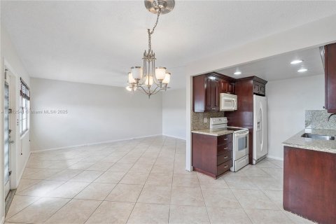 Condo in Deerfield Beach, Florida, 2 bedrooms  № 1766657 - photo 11