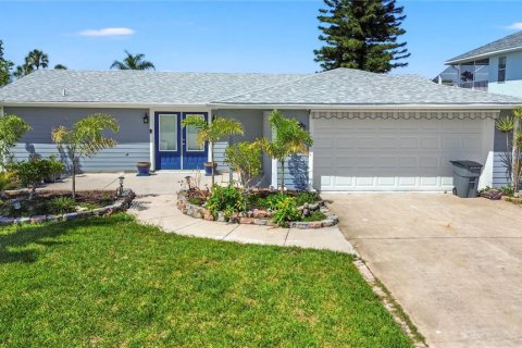 House in Port Richey, Florida 2 bedrooms, 123.37 sq.m. № 1806565 - photo 1