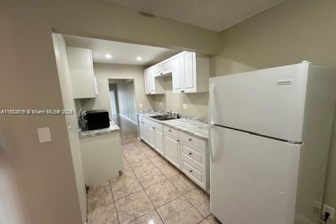 Снять в аренду таунхаус в Лодерхилл, Флорида 3 спальни, 171.87м2, № 1931853 - фото 1