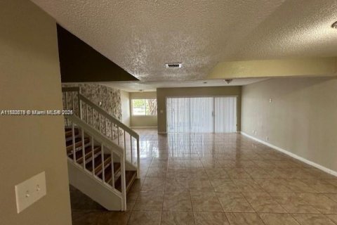 Снять в аренду таунхаус в Лодерхилл, Флорида 3 спальни, 171.87м2, № 1931853 - фото 2