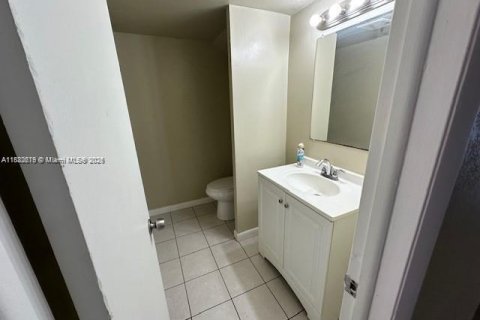 Снять в аренду таунхаус в Лодерхилл, Флорида 3 спальни, 171.87м2, № 1931853 - фото 5