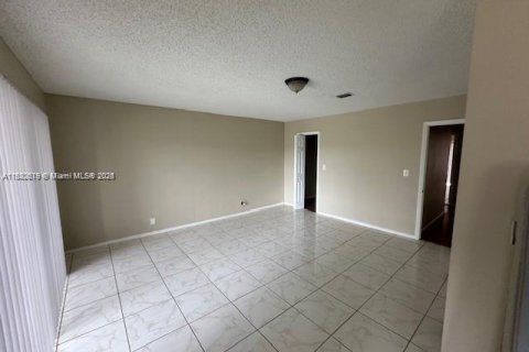 Снять в аренду таунхаус в Лодерхилл, Флорида 3 спальни, 171.87м2, № 1931853 - фото 4