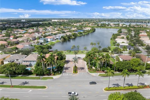 House in Pembroke Pines, Florida 6 bedrooms, 336.49 sq.m. № 1923450 - photo 8