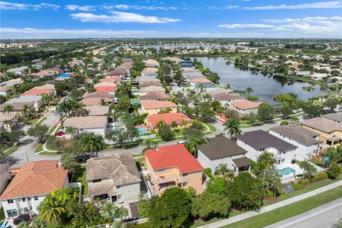 House in Pembroke Pines, Florida 6 bedrooms, 336.49 sq.m. № 1923450 - photo 3