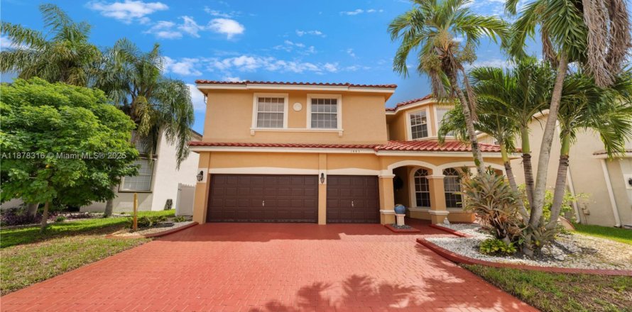 House in Pembroke Pines, Florida 6 bedrooms, 336.49 sq.m. № 1923450