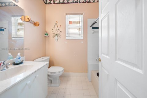 House in Pembroke Pines, Florida 6 bedrooms, 336.49 sq.m. № 1923450 - photo 23