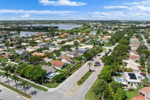House in Pembroke Pines, Florida 6 bedrooms, 336.49 sq.m. № 1923450 - photo 11