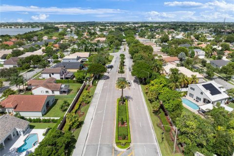 House in Pembroke Pines, Florida 6 bedrooms, 336.49 sq.m. № 1923450 - photo 10