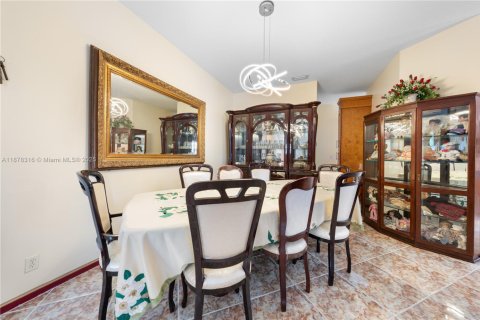 House in Pembroke Pines, Florida 6 bedrooms, 336.49 sq.m. № 1923450 - photo 21