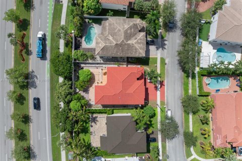 House in Pembroke Pines, Florida 6 bedrooms, 336.49 sq.m. № 1923450 - photo 12