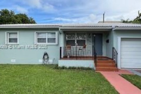 Дом в Вирджиния-Гарденс, Флорида 3 спальни, 96.53м2 № 1955326