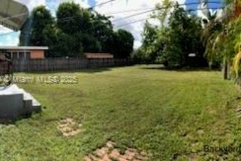 Снять в аренду виллу или дом в Вирджиния-Гарденс, Флорида 3 спальни, 96.53м2, № 1955326 - фото 4