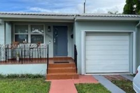 Снять в аренду виллу или дом в Вирджиния-Гарденс, Флорида 3 спальни, 96.53м2, № 1955326 - фото 2