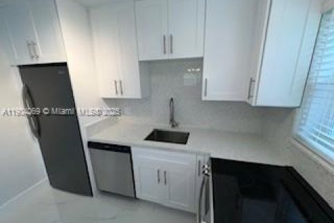 Снять в аренду виллу или дом в Вирджиния-Гарденс, Флорида 3 спальни, 96.53м2, № 1955326 - фото 6