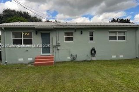 Снять в аренду виллу или дом в Вирджиния-Гарденс, Флорида 3 спальни, 96.53м2, № 1955326 - фото 3