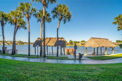 Copropriété à vendre à Pembroke Pines, Floride: 1 chambre, 71.81 m2 № 2066259 - photo 25