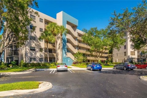 Copropriété à vendre à Pembroke Pines, Floride: 1 chambre, 71.81 m2 № 2066259 - photo 2