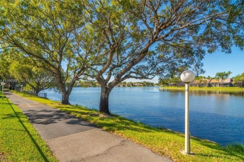 Copropriété à vendre à Pembroke Pines, Floride: 1 chambre, 71.81 m2 № 2066259 - photo 27