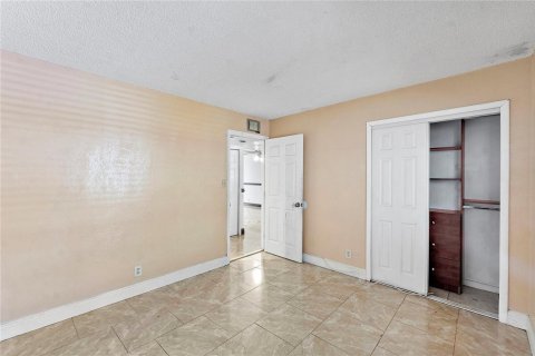 Condo in Lauderdale Lakes, Florida, 2 bedrooms  № 2082565 - photo 9