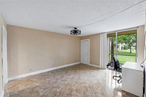Condo in Lauderdale Lakes, Florida, 2 bedrooms  № 2082565 - photo 12
