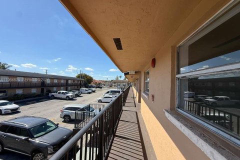Condominio en alquiler en Hialeah, Florida, 3 dormitorios № 2026049 - foto 3