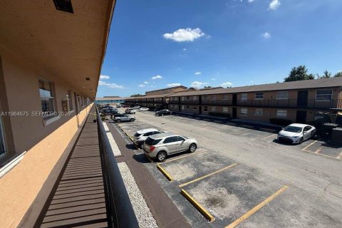 Condominio en alquiler en Hialeah, Florida, 3 dormitorios № 2026049 - foto 2