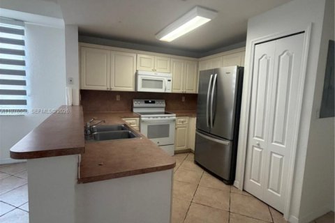 Condominio en alquiler en Miami, Florida, 3 dormitorios, 147.44 m2 № 2079290 - foto 9
