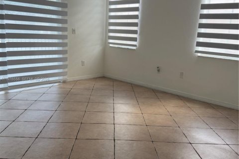 Condominio en alquiler en Miami, Florida, 3 dormitorios, 147.44 m2 № 2079290 - foto 7