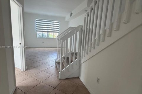 Condominio en alquiler en Miami, Florida, 3 dormitorios, 147.44 m2 № 2079290 - foto 4