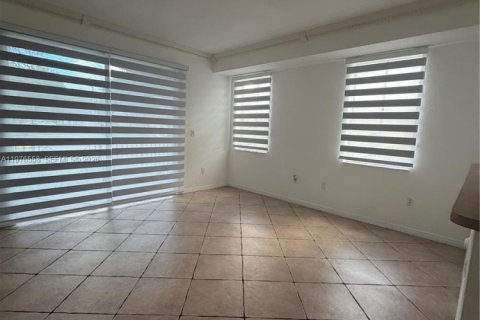 Condominio en alquiler en Miami, Florida, 3 dormitorios, 147.44 m2 № 2079290 - foto 5