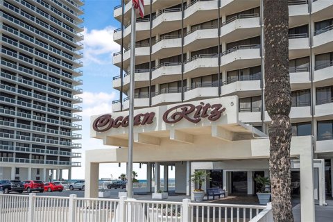 Condo in Daytona Beach, Florida, 2 bedrooms  № 1835104 - photo 1