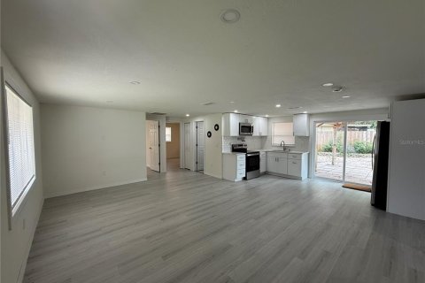 House in New Port Richey, Florida 3 bedrooms, 111.48 sq.m. № 2220714 - photo 4